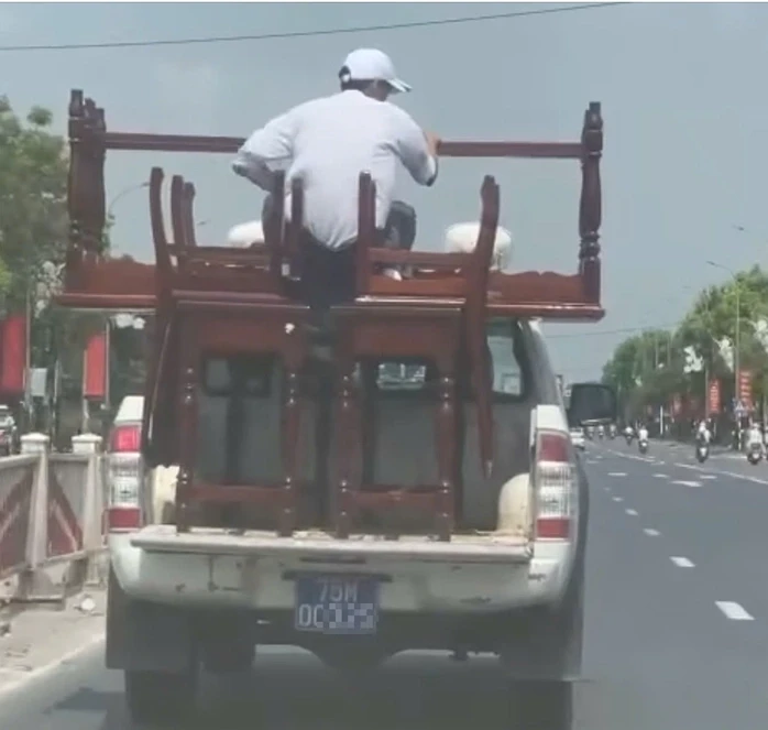 Người đàn ông ngồi trên xe bán tải biển xanh chở hàng thiếu an toàn tại Huế Người đàn ông ngồi trên xe bán tải biển xanh chở hàng thiếu an toàn tại Huế