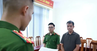 Người đàn ông nhận ốp gỗ vào nhà dân để 'giúp' trục lợi hàng tỷ đồng tiền đền bù