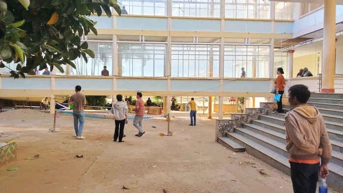 Người đàn ông nhảy từ bệnh viện Gia Lai sau cuộc điện thọai bất ngờ Người đàn ông nhảy từ bệnh viện Gia Lai sau cuộc điện thọai bất ngờ