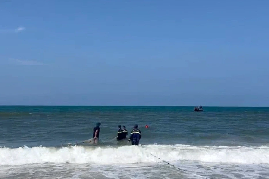 Người đàn ông ở Hà Nội mất tích sau nỗ lực cứu con trai bị sóng biển cuốn Người đàn ông ở Hà Nội mất tích sau nỗ lực cứu con trai bị sóng biển cuốn