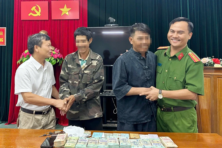 Người đàn ông "ôm" 1,2 tỷ đồng đi lạc 550km, kiệt sức trong rừng sâu Người đàn ông "ôm" 1,2 tỷ đồng đi lạc 550km, kiệt sức trong rừng sâu