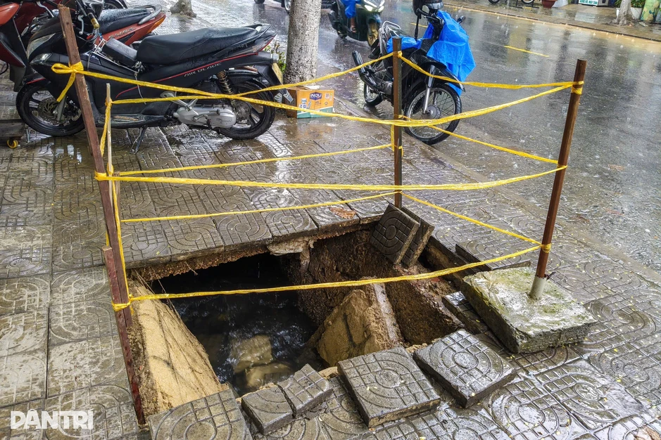 Người đàn ông thoát nạn trong tích tắc khi vỉa hè bất ngờ sụt xuống