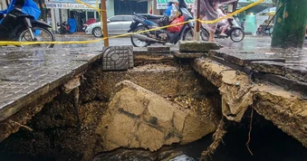 Người đàn ông thoát nạn trong tích tắc khi vỉa hè bất ngờ sụt xuống