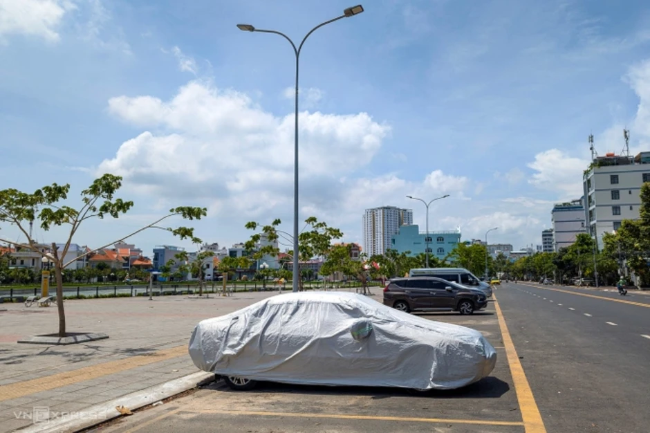 Người đàn ông tử vong cạnh cột đèn công viên nghi điện giật Người đàn ông tử vong cạnh cột đèn công viên nghi điện giật