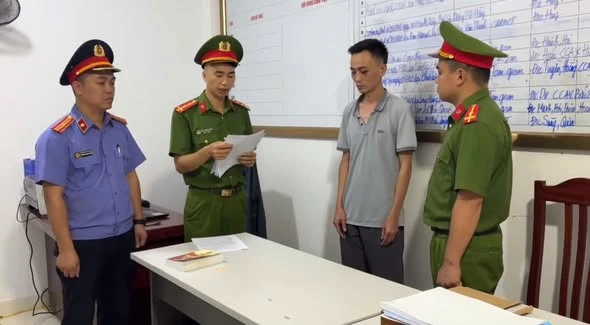 Người đàn ông tự xưng kiến trúc sư, chủ doanh nghiệp gây náo loạn khu chợ Người đàn ông tự xưng kiến trúc sư, chủ doanh nghiệp gây náo loạn khu chợ