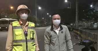 Người đàn ông uống rượu, lái xe máy vào cao tốc rồi lạng lách, đánh võng