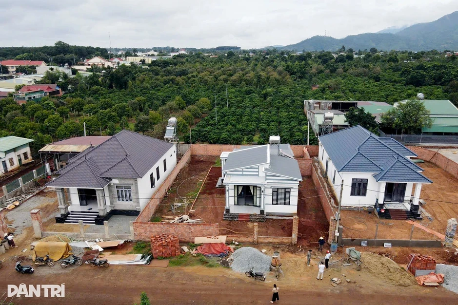 Người dân vùng sạt lở xây nhà tiền tỷ, thoát cảnh “ăn ngủ không yên” Người dân vùng sạt lở xây nhà tiền tỷ, thoát cảnh “ăn ngủ không yên”