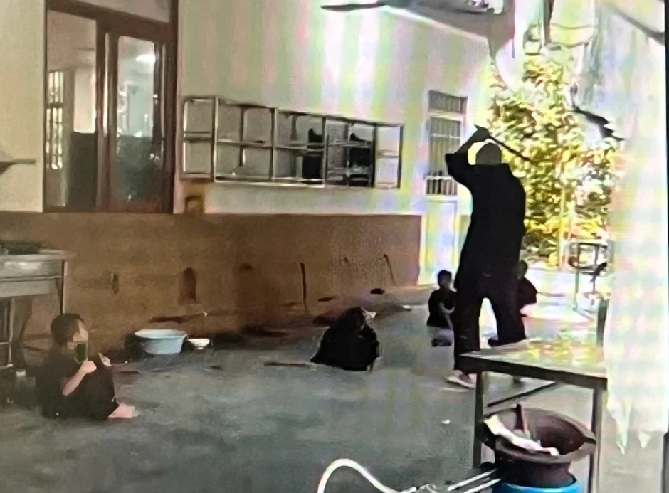 Người đánh trẻ dã man trong chùa Bầu là phật tử đến làm công quả Người đánh trẻ dã man trong chùa Bầu là phật tử đến làm công quả