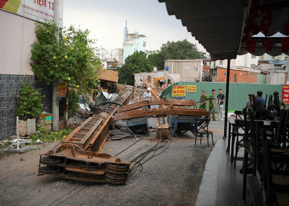 Người đi đường hốt hoảng khi dàn máy thi công khổng lồ bất ngờ đổ sập trước mặt