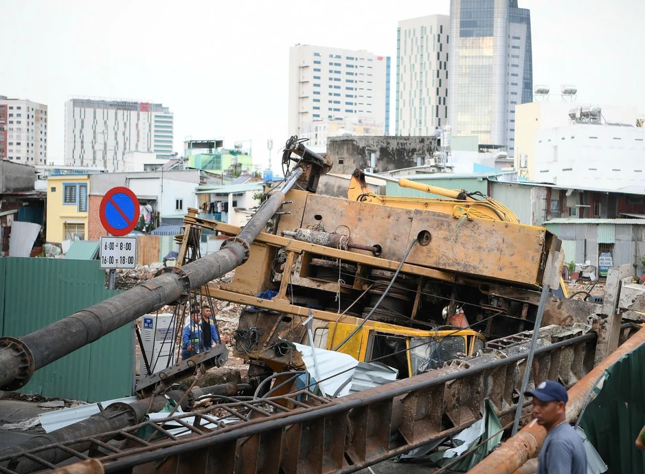 Người đi đường hốt hoảng khi dàn máy thi công khổng lồ bất ngờ đổ sập trước mặt