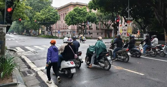 Người đi xe máy khi dừng đèn đỏ có được sử dụng điện thoại không? Cơ quan công an giải đáp
