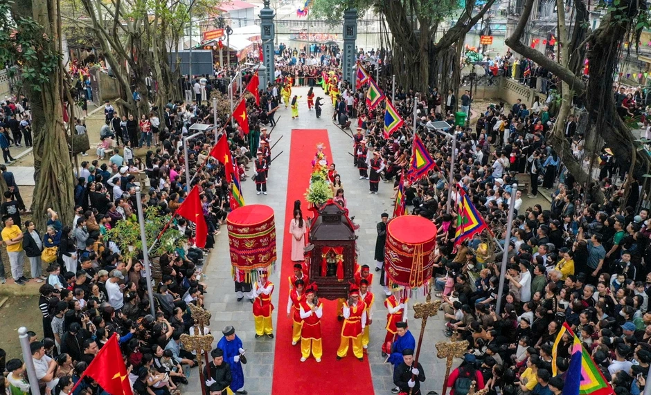 Người gi&agrave;, trẻ nhỏ h&oacute;a đại tướng, ti&ecirc;n nữ trong lễ hội Thổ H&agrave;