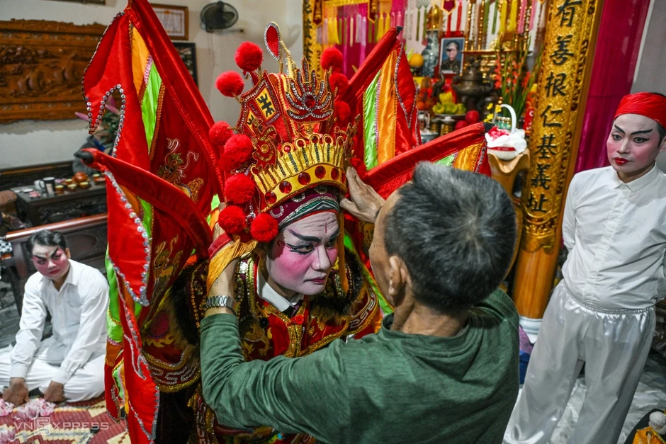 Người gi&agrave;, trẻ nhỏ h&oacute;a đại tướng, ti&ecirc;n nữ trong lễ hội Thổ H&agrave;