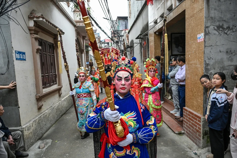 Người gi&agrave;, trẻ nhỏ h&oacute;a đại tướng, ti&ecirc;n nữ trong lễ hội Thổ H&agrave;