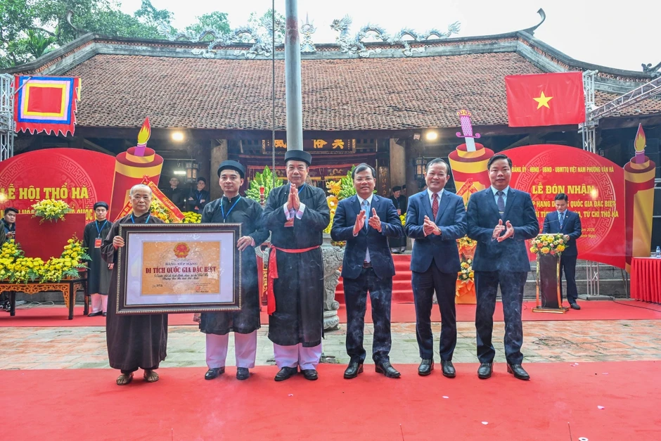 Người gi&agrave;, trẻ nhỏ h&oacute;a đại tướng, ti&ecirc;n nữ trong lễ hội Thổ H&agrave;