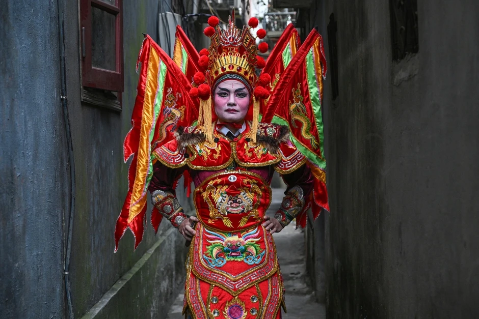 Người gi&agrave;, trẻ nhỏ h&oacute;a đại tướng, ti&ecirc;n nữ trong lễ hội Thổ H&agrave;
