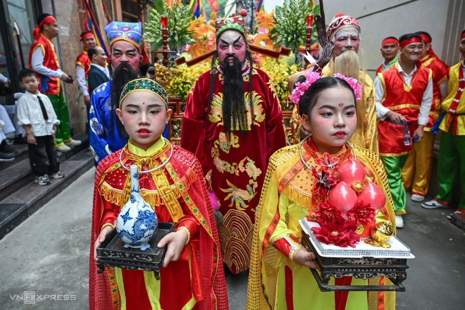 Người gi&agrave;, trẻ nhỏ h&oacute;a đại tướng, ti&ecirc;n nữ trong lễ hội Thổ H&agrave;
