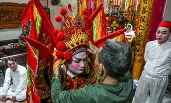 Người già, trẻ nhỏ hóa đại tướng, tiên nữ trong lễ hội Thổ Hà