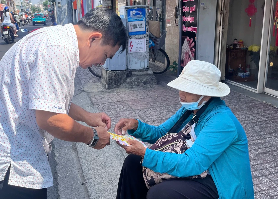 Người già trong vòng xoáy 'mua đứt bán đoạn vé số': Nghề đánh cược với trời