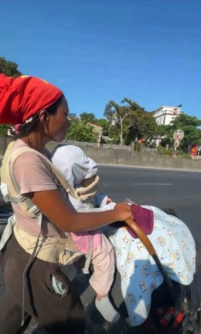 Người mẹ địu con, đẩy xe nôi giữa nắng 40 độ đã lên xe về Hà Nội Người mẹ địu con, đẩy xe nôi giữa nắng 40 độ đã lên xe về Hà Nội