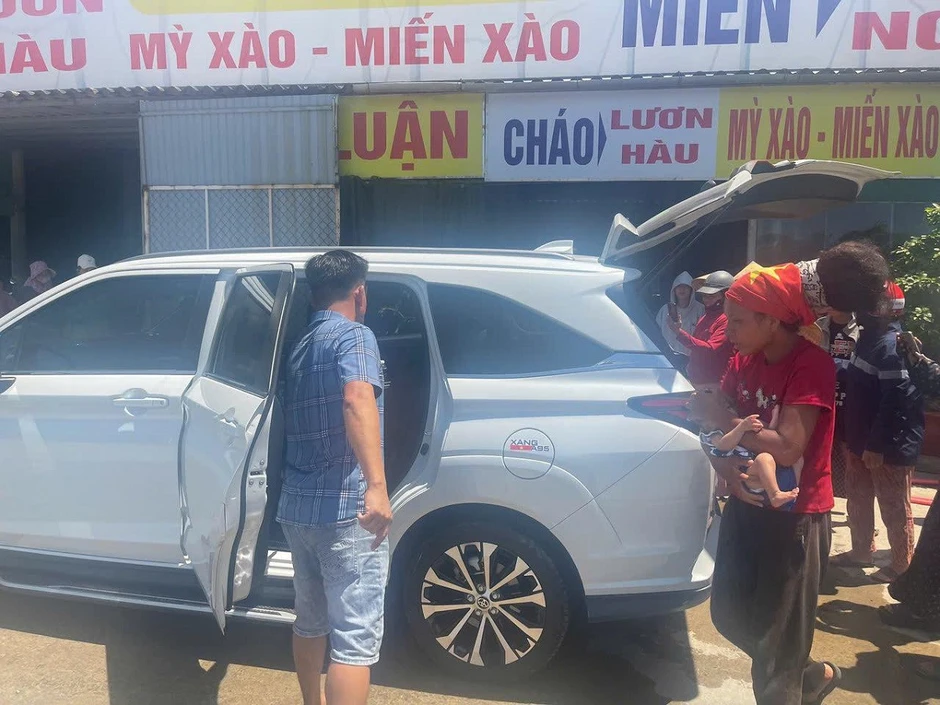 Người mẹ địu con, đẩy xe nôi giữa nắng 40 độ đã lên xe về Hà Nội Người mẹ địu con, đẩy xe nôi giữa nắng 40 độ đã lên xe về Hà Nội