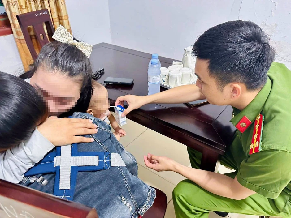 Người mẹ trẻ ôm con nhỏ lên cầu định tự tử Người mẹ trẻ ôm con nhỏ lên cầu định tự tử