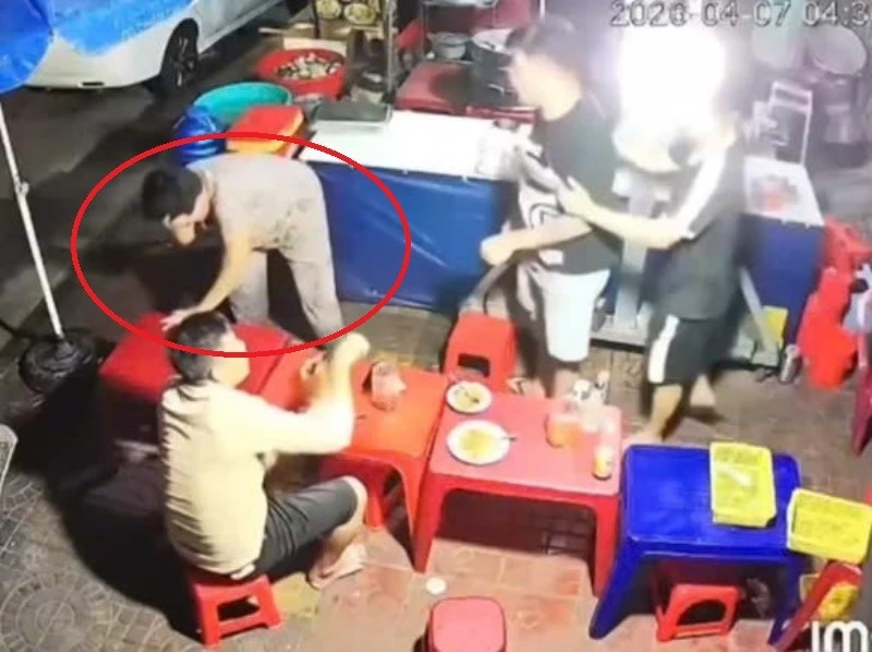 Người phụ nữ 60 tuổi bị hành hung tại quán ăn ở Gia Lai Người phụ nữ 60 tuổi bị hành hung tại quán ăn ở Gia Lai