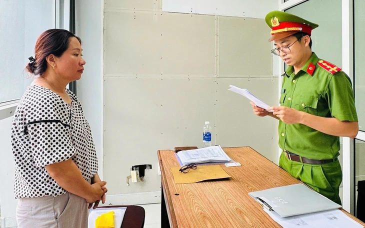 Người phụ nữ bị cáo buộc lừa 8,7 tỉ, dòng tiền chảy ‘về tay’ người cho vay nặng lãi Người phụ nữ bị cáo buộc lừa 8,7 tỉ, dòng tiền chảy ‘về tay’ người cho vay nặng lãi