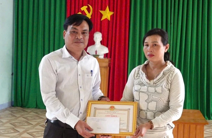 Người phụ nữ cứu 2 thanh niên khỏi chết đuối Người phụ nữ cứu 2 thanh niên khỏi chết đuối