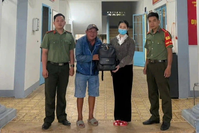 Người phụ nữ đánh rơi chiếc túi chứa nhiều vàng, tiền Người phụ nữ đánh rơi chiếc túi chứa nhiều vàng, tiền