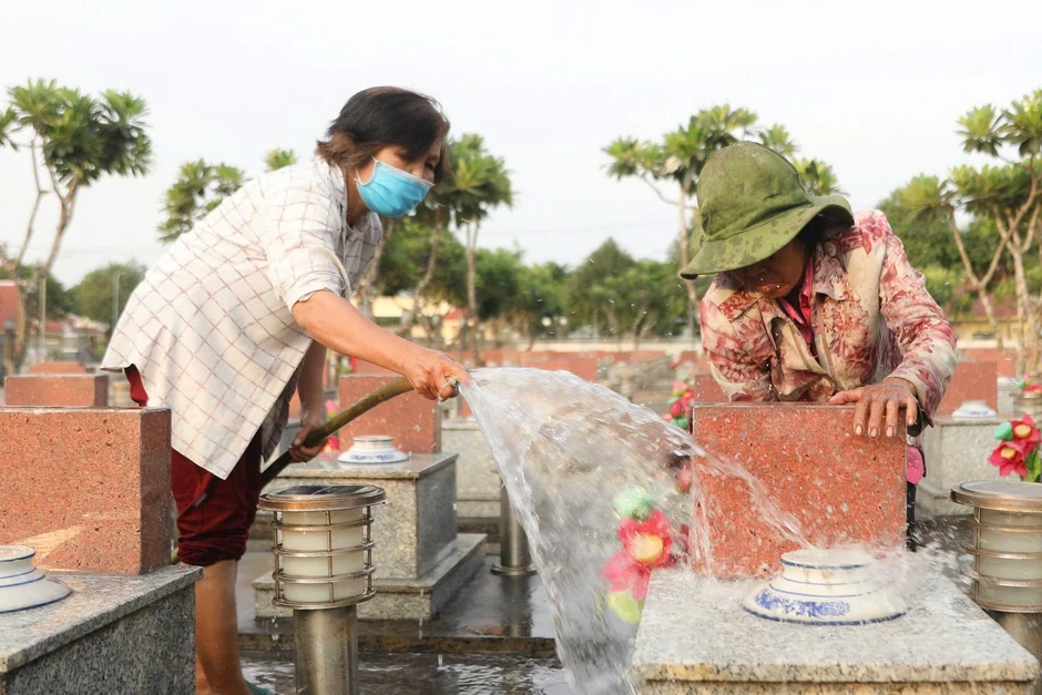 Người phụ nữ gần nửa thế kỷ chăm sóc hơn 700 ngôi mộ liệt sĩ ở TP.HCM Người phụ nữ gần nửa thế kỷ chăm sóc hơn 700 ngôi mộ liệt sĩ ở TP.HCM