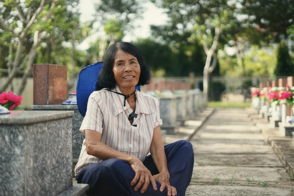 Người phụ nữ hơn 40 năm ở nghĩa trang liệt sĩ và câu nói bỏ lửng: “Biết đâu... trong số này có anh mình” Người phụ nữ hơn 40 năm ở nghĩa trang liệt sĩ và câu nói bỏ lửng: “Biết đâu... trong số này có anh mình”