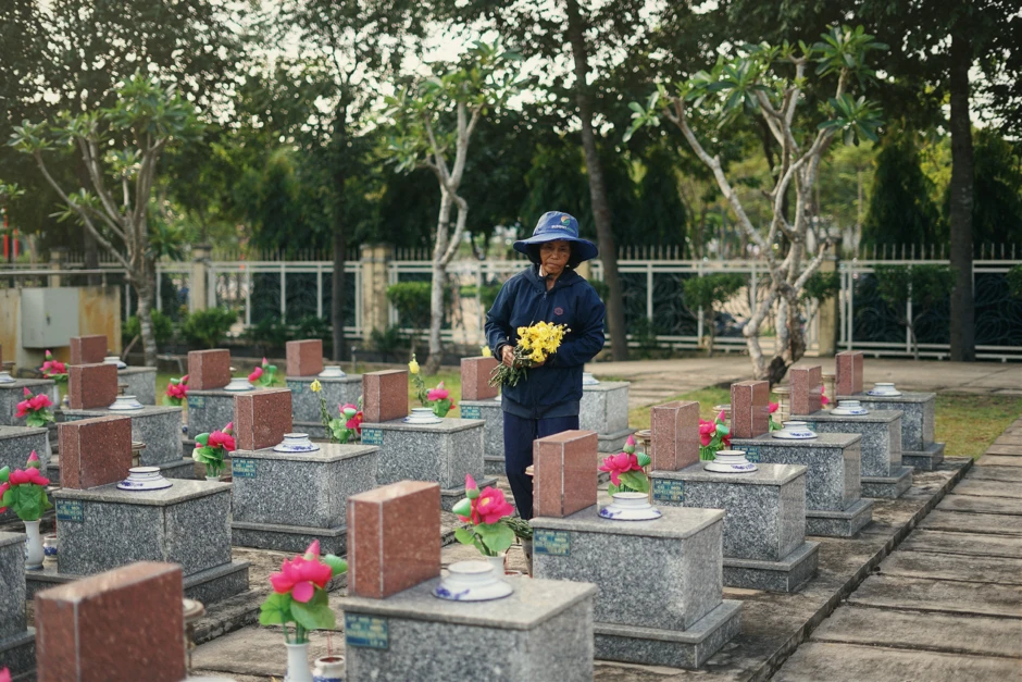 Người phụ nữ hơn 40 năm ở nghĩa trang liệt sĩ và câu nói bỏ lửng: “Biết đâu... trong số này có anh mình” Người phụ nữ hơn 40 năm ở nghĩa trang liệt sĩ và câu nói bỏ lửng: “Biết đâu... trong số này có anh mình”