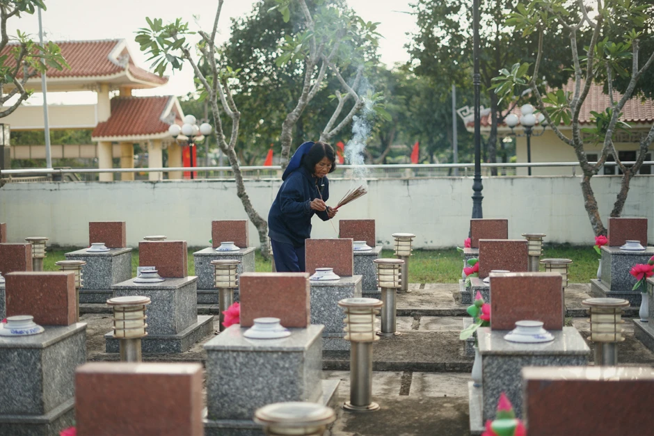 Người phụ nữ hơn 40 năm ở nghĩa trang liệt sĩ và câu nói bỏ lửng: “Biết đâu... trong số này có anh mình” Người phụ nữ hơn 40 năm ở nghĩa trang liệt sĩ và câu nói bỏ lửng: “Biết đâu... trong số này có anh mình”