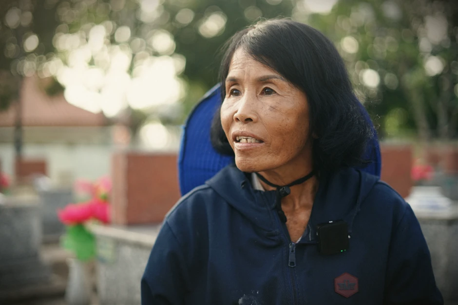 Người phụ nữ hơn 40 năm ở nghĩa trang liệt sĩ và câu nói bỏ lửng: “Biết đâu... trong số này có anh mình” Người phụ nữ hơn 40 năm ở nghĩa trang liệt sĩ và câu nói bỏ lửng: “Biết đâu... trong số này có anh mình”