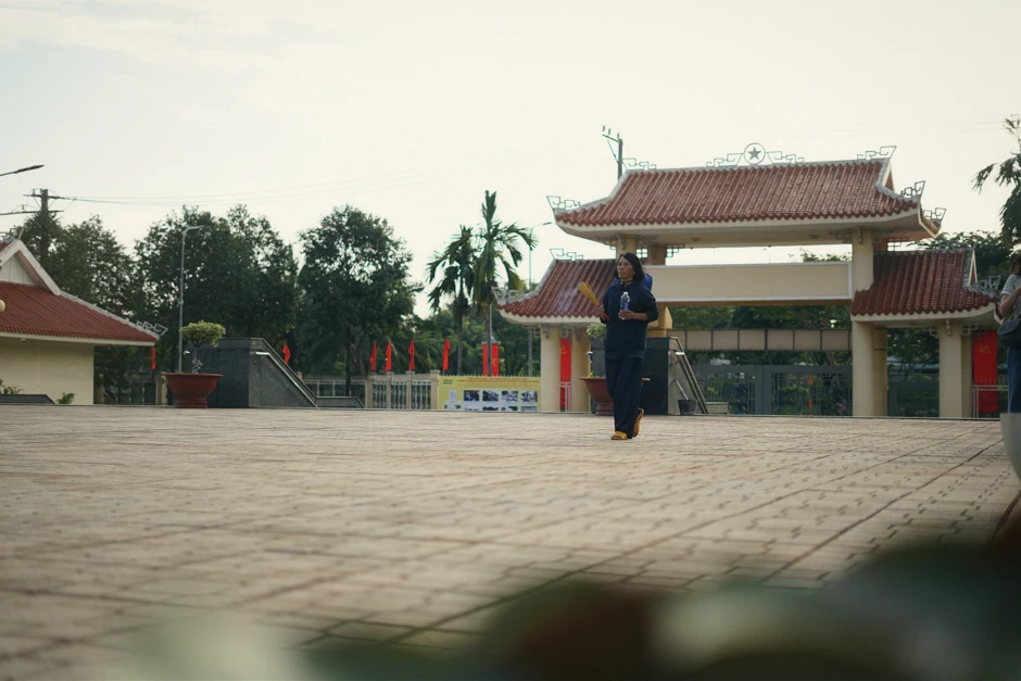 Người phụ nữ hơn 40 năm ở nghĩa trang liệt sĩ và câu nói bỏ lửng: “Biết đâu... trong số này có anh mình” Người phụ nữ hơn 40 năm ở nghĩa trang liệt sĩ và câu nói bỏ lửng: “Biết đâu... trong số này có anh mình”