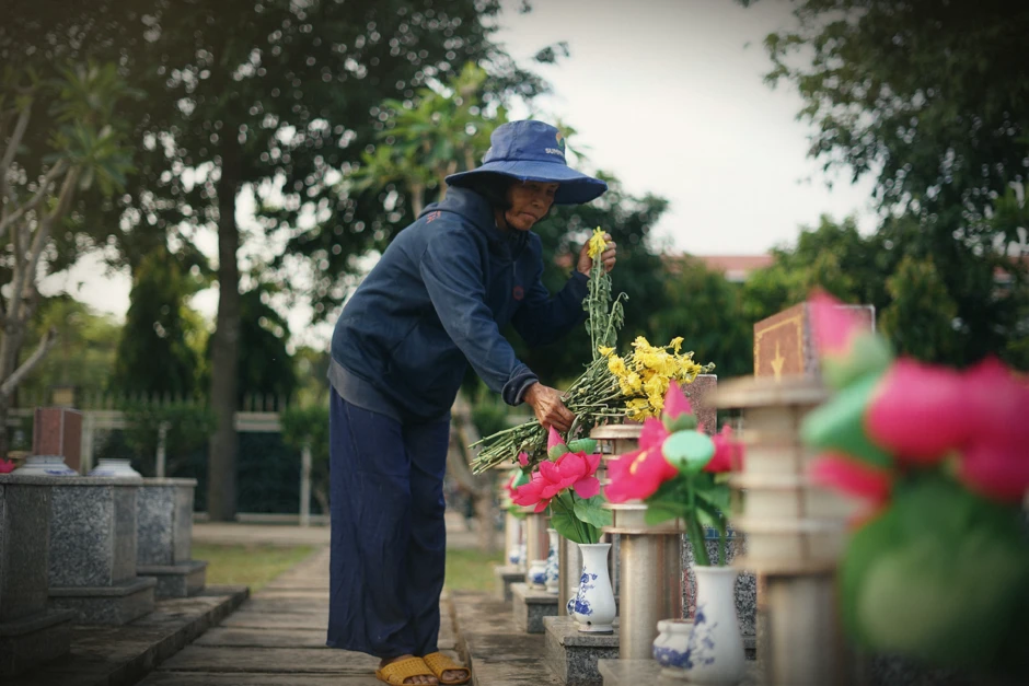 Người phụ nữ hơn 40 năm ở nghĩa trang liệt sĩ và câu nói bỏ lửng: “Biết đâu... trong số này có anh mình” Người phụ nữ hơn 40 năm ở nghĩa trang liệt sĩ và câu nói bỏ lửng: “Biết đâu... trong số này có anh mình”