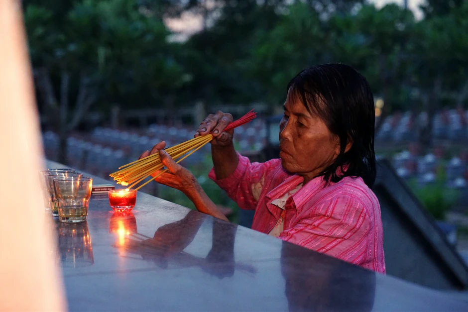 Người phụ nữ hơn 40 năm ở nghĩa trang liệt sĩ và câu nói bỏ lửng: “Biết đâu... trong số này có anh mình” Người phụ nữ hơn 40 năm ở nghĩa trang liệt sĩ và câu nói bỏ lửng: “Biết đâu... trong số này có anh mình”