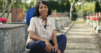 Người phụ nữ hơn 40 năm ở nghĩa trang liệt sĩ và câu nói bỏ lửng: “Biết đâu... trong số này có anh mình”