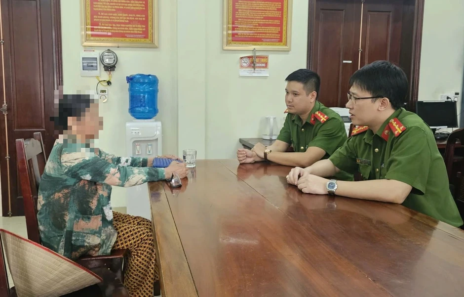 Người phụ nữ quyết chuyển tiền cho lừa đảo, công an đưa về trụ sở mới 'tỉnh ngộ' Người phụ nữ quyết chuyển tiền cho lừa đảo, công an đưa về trụ sở mới 'tỉnh ngộ'