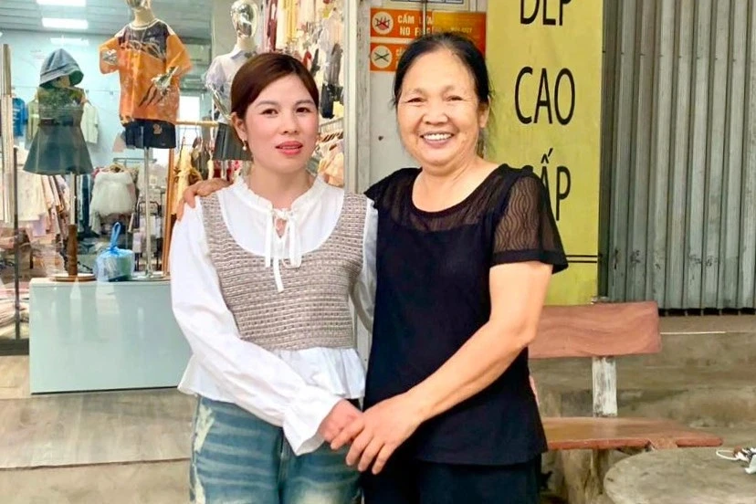 Người phụ nữ tìm chủ nhân dây chuyền và hai nhẫn vàng rơi trước cửa nhà Người phụ nữ tìm chủ nhân dây chuyền và hai nhẫn vàng rơi trước cửa nhà