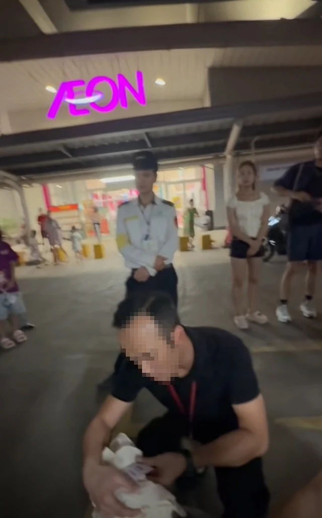 Người phụ nữ tố bị quy chụp "ăn cắp đồ" tại Aeon Long Biên: Phía trung tâm thương mại chính thức lên tiếng? Người phụ nữ tố bị quy chụp "ăn cắp đồ" tại Aeon Long Biên: Phía trung tâm thương mại chính thức lên tiếng?