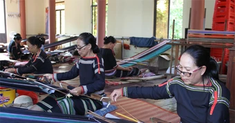 Người Tây Nguyên giữ “hồn buôn làng” sau những cuộc sắp xếp
