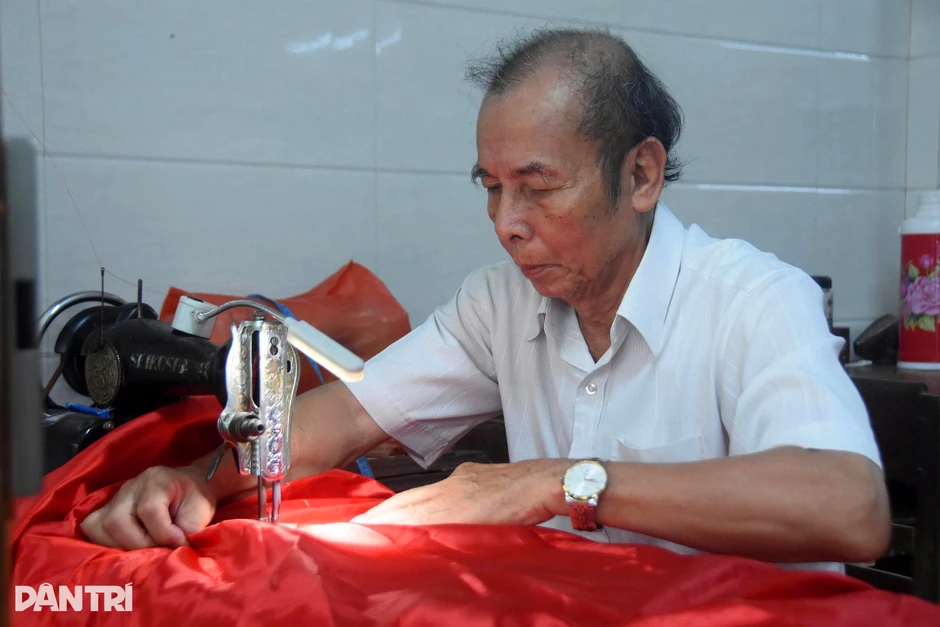 Người thợ 2 thập kỷ may cờ Tổ quốc trên kỳ đài Hiền Lương - Bến Hải Người thợ 2 thập kỷ may cờ Tổ quốc trên kỳ đài Hiền Lương - Bến Hải