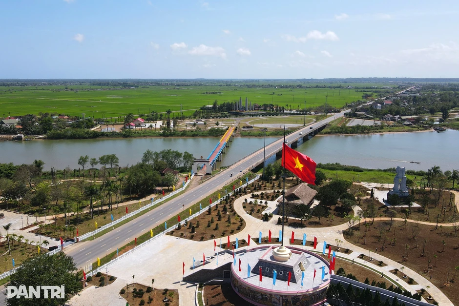 Người thợ 2 thập kỷ may cờ Tổ quốc trên kỳ đài Hiền Lương - Bến Hải Người thợ 2 thập kỷ may cờ Tổ quốc trên kỳ đài Hiền Lương - Bến Hải
