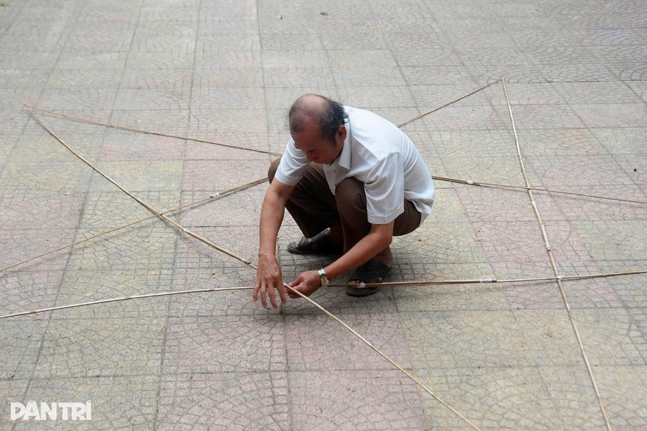 Người thợ 2 thập kỷ may cờ Tổ quốc trên kỳ đài Hiền Lương - Bến Hải Người thợ 2 thập kỷ may cờ Tổ quốc trên kỳ đài Hiền Lương - Bến Hải