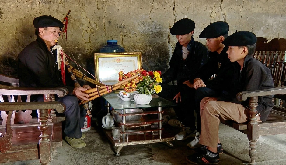 Người thổi khèn giữa núi cao và hành trình thay đổi bản làng người Mông Người thổi khèn giữa núi cao và hành trình thay đổi bản làng người Mông
