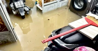 Người tử vong nghi do điện giật tại TP . HCM trong cơn ngập nước ngày 8 / 10