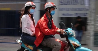 Người vừa lái xe máy vừa đeo tai nghe sẽ chịu mức phạt nào? Bộ Công an giải đáp