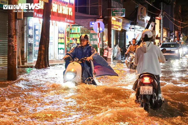 Nguy cơ ngập úng tại Hà Nội chiều nay do mưa lớn , người dân cần đề phòng Nguy cơ ngập úng tại Hà Nội chiều nay do mưa lớn , người dân cần đề phòng
